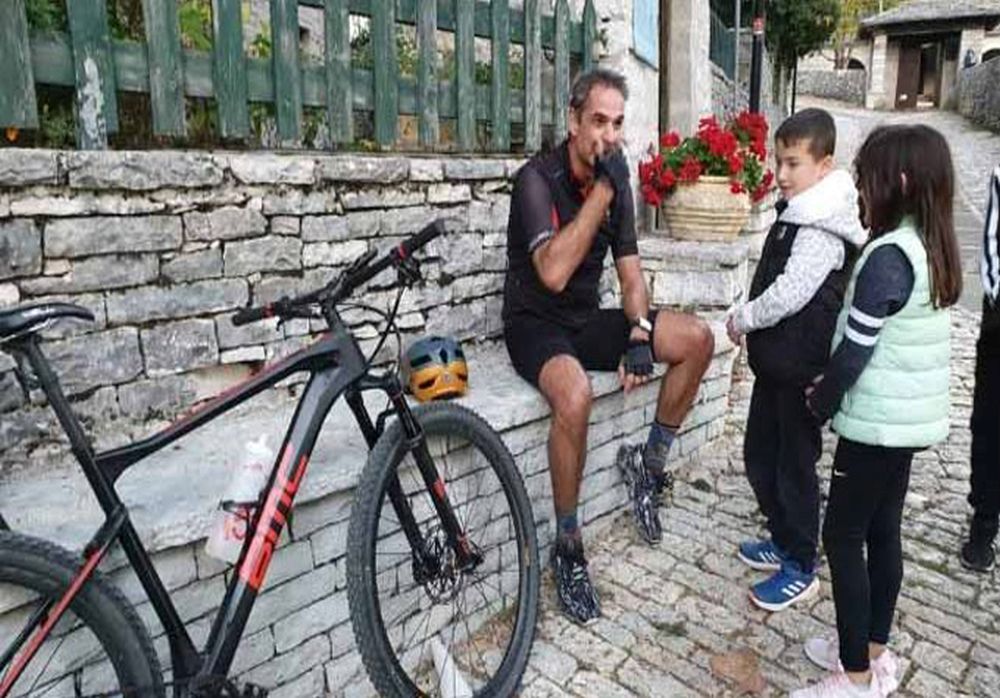 Οι λαϊκιστές, το ποδήλατο Μητσοτάκη και το ταξίδι Τσίπρα