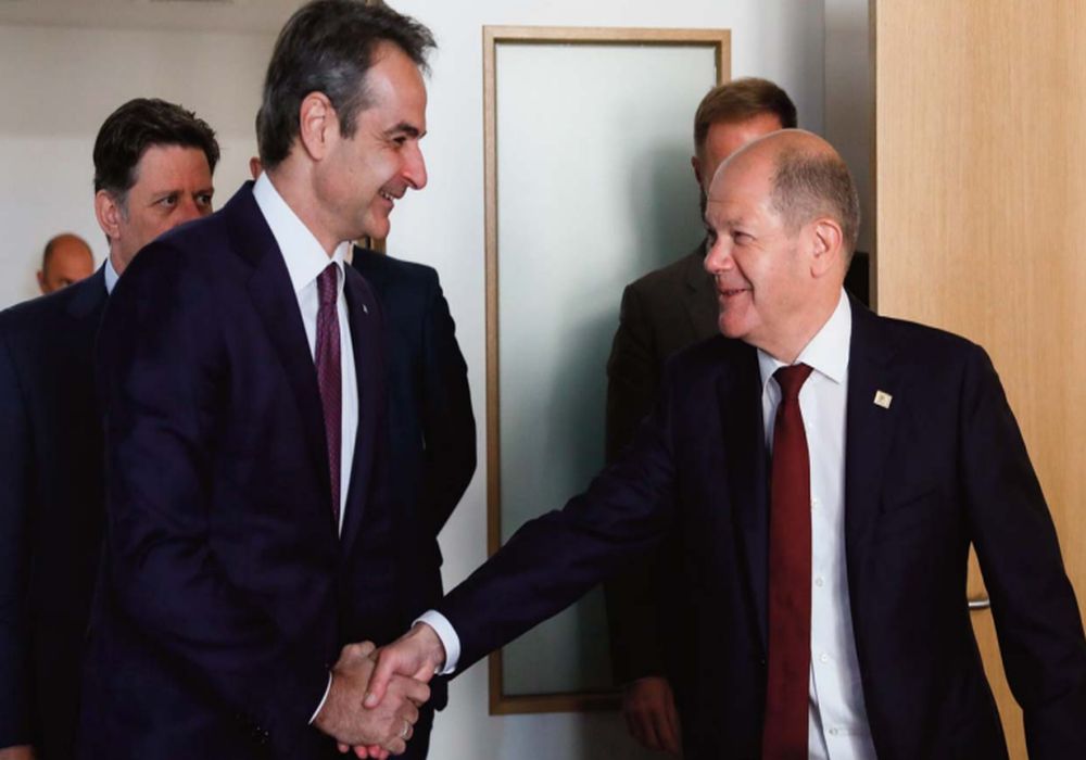 Ο Σολτς στην Αθήνα και η δύσκολη φιλία με τους Γερμανούς