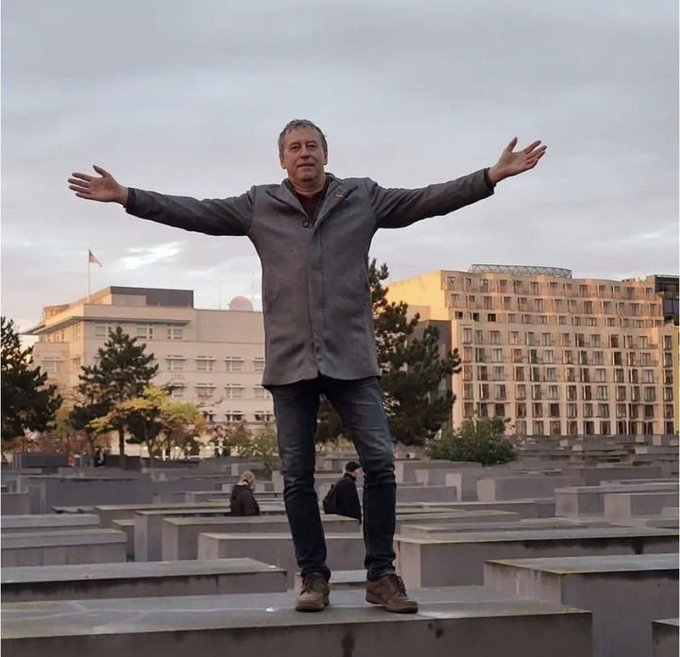 Γερμανία: Παραιτήθηκε στέλεχος του ακροδεξιού κόμματος AfD μετά την πόζα του στο Μνημείο του Ολοκαυτώματος