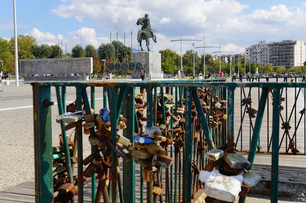 Θεσσαλονίκη: Πληθαίνουν οι «κλειδαριές του έρωτα» στην παραλία αλλά πλήττουν τις Ομπρέλες