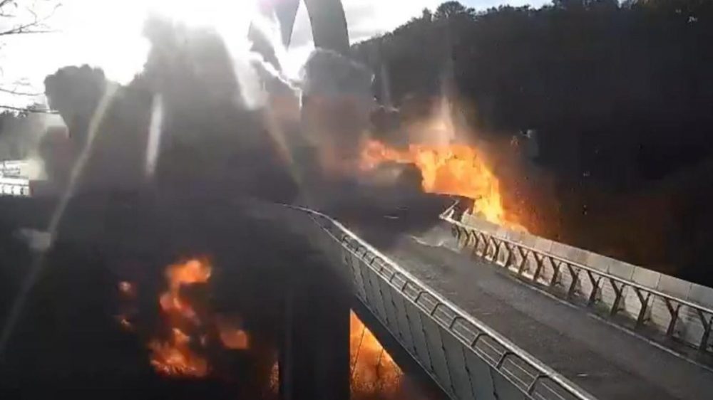 Κίεβο: Ρωσικός πύραυλος «χτυπά» τη γυάλινη γέφυρα (Video)