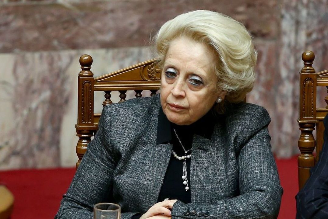 Χειροκρότημα για Καραμανλή – Eρωτήματα για Θάνου