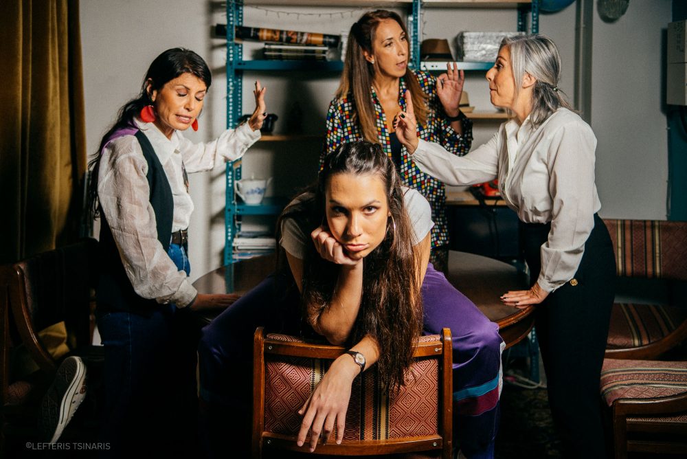 Η παράσταση «Με δύναμη από την Κηφισιά»