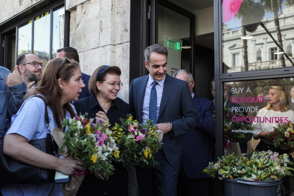 Ο πρωθυπουργός στα ανθοπωλεία του Συντάγματος που ανοίγουν και πάλι μετά από 12 χρόνια