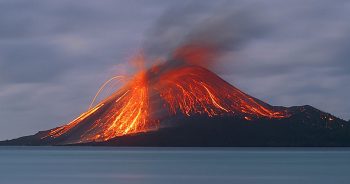 Εξερράγη το ηφαίστειο Μάουνα Λόα στη Χαβάη (Video)