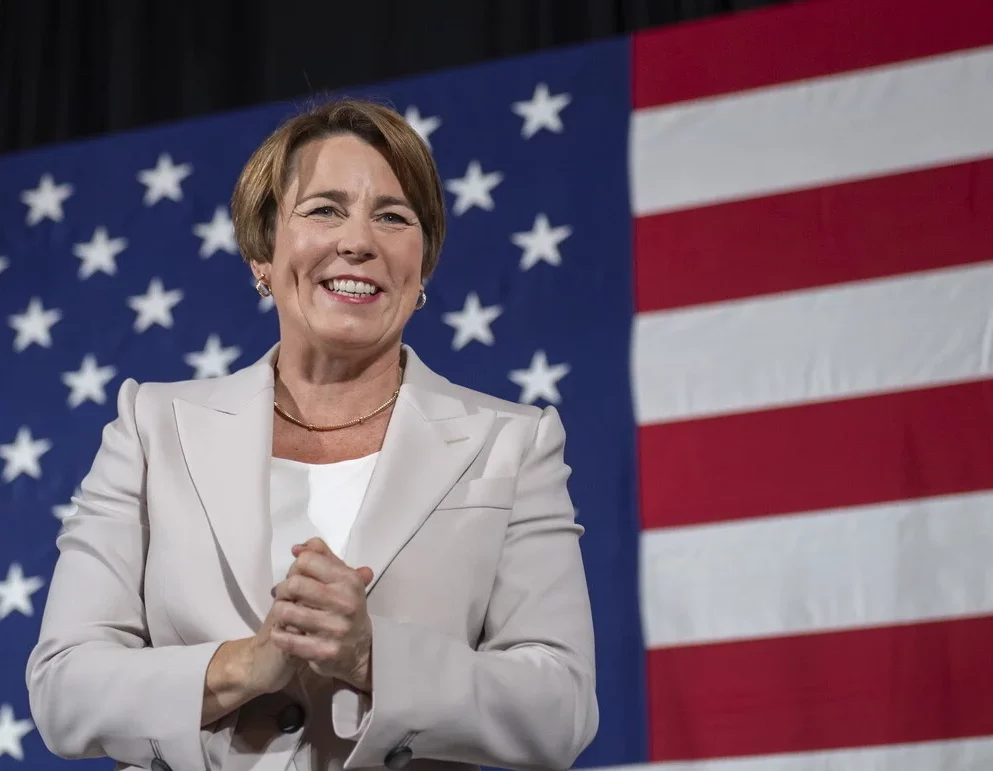 ΗΠΑ: Η Μόρα Χίλι είναι η πρώτη ομοφυλόφιλη κυβερνήτρια που εκλέγεται στη χώρα