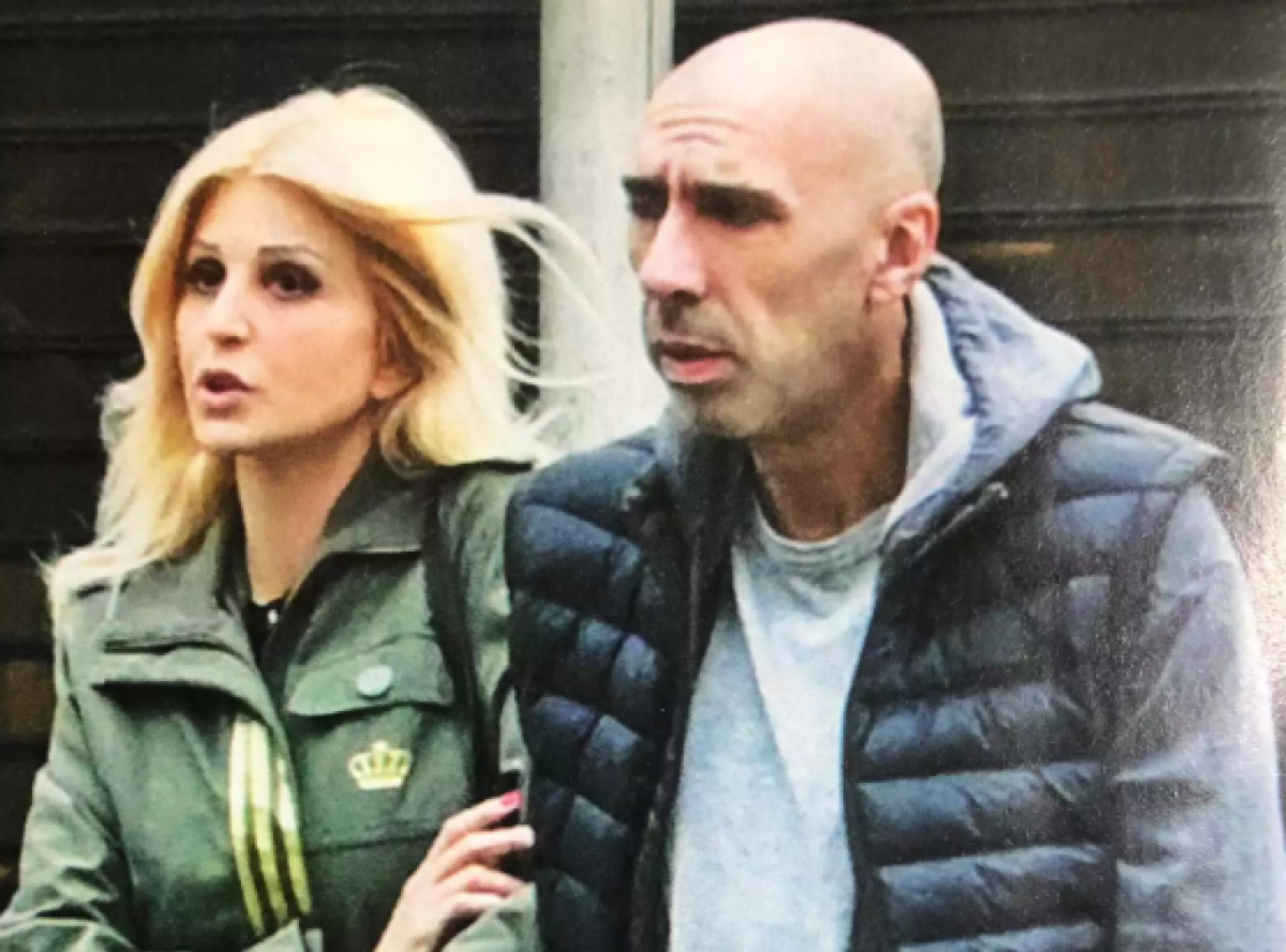 Η βόλτα του ζευγαριού Έλενας Ράπτη – Γιάννη Μπρατάκου στο κέντρο της Αθήνας