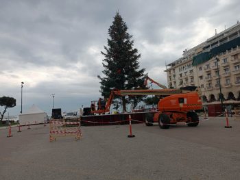 Θεσσαλονίκη: Πυρετωδώς ο χριστουγεννιάτικος στολισμός στην Πλατεία Αριστοτέλους