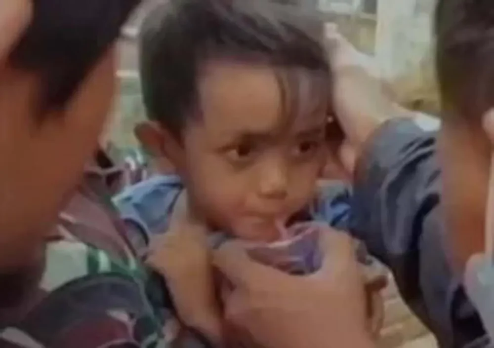 «Θαύμα» στην Ινδονησία: Αγοράκι ανασύρθηκε ζωντανό από τα συντρίμμια δυο μέρες μετά τον σεισμό