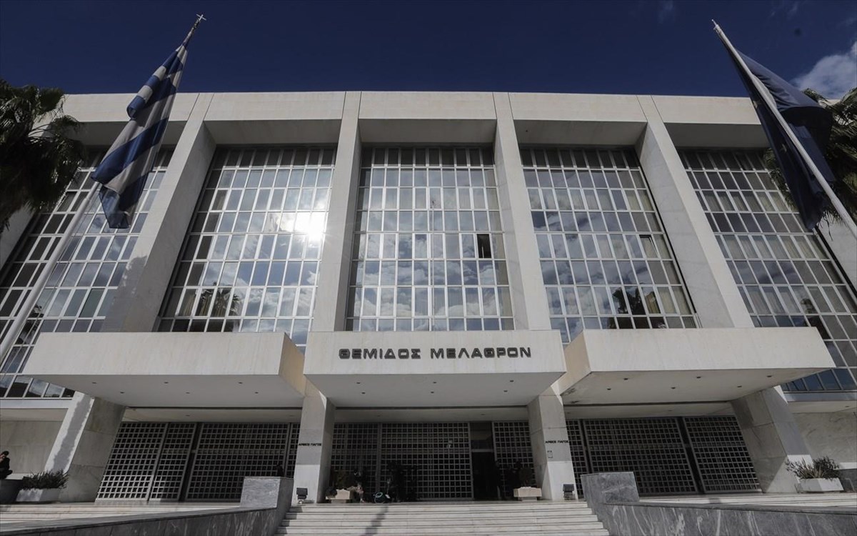 Εκκενώνεται ο Άρειος Πάγος μετά από τηλεφώνημα για βόμβα