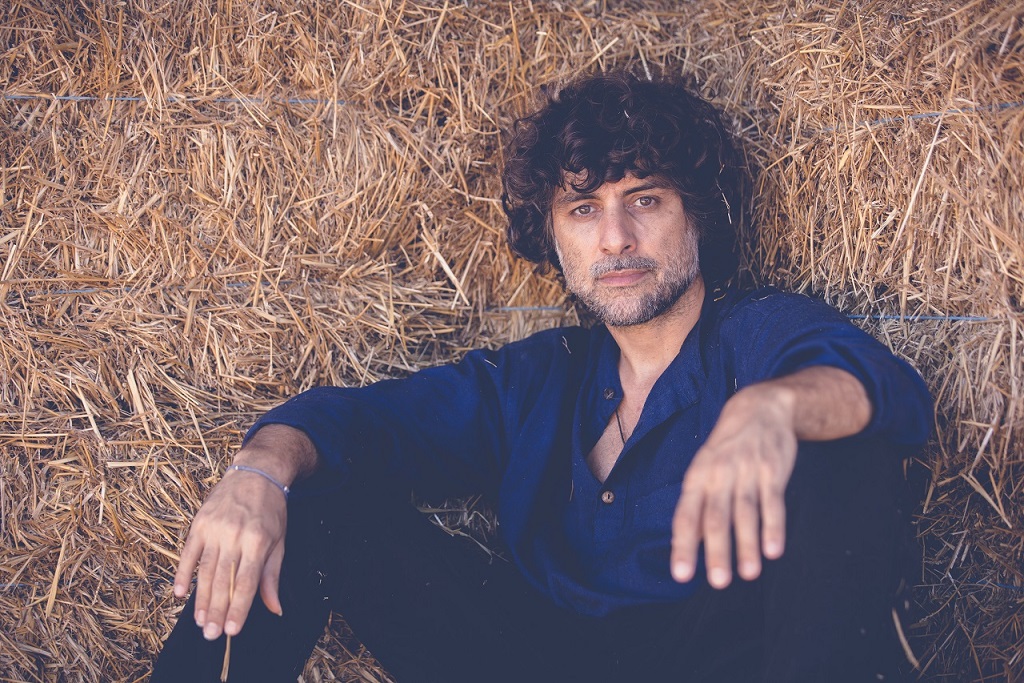 Κώστας Γάκης: «Όλοι είμαστε ξεριζωμένοι από τον πυρήνα της ανθρωπιάς»