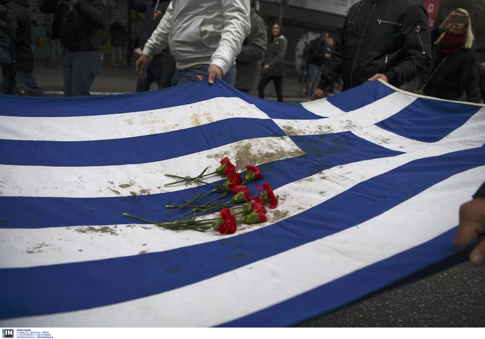 Πολυτεχνείο: Ομαλά ολοκληρώθηκε η πορεία με την αιματοβαμμένη σημαία