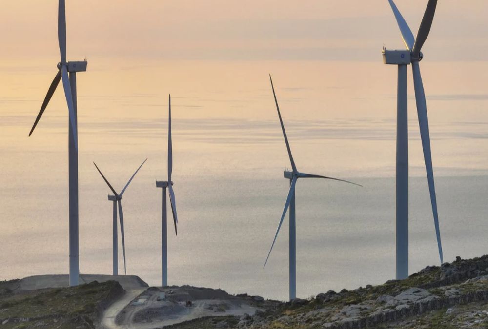Intrakat: Σε λειτουργία το Αιολικό Πάρκο στην Άνδρο – Καλύπτονται οι ετήσιες ενεργειακές ανάγκες 3.500 νοικοκυριών