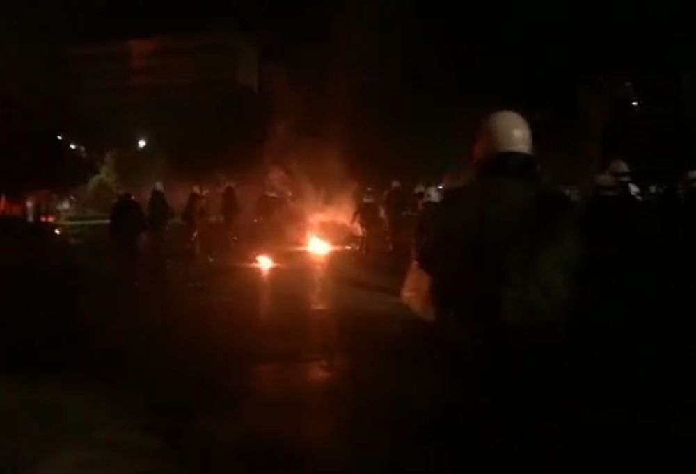 Μικροεπεισόδια και χημικά έξω από το ΑΠΘ (ΦΩΤΟ)