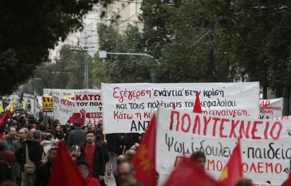 Αθήνα: Σε εξέλιξη η πορεία για τα 49 χρόνια από την εξέγερση του Πολυτεχνείου