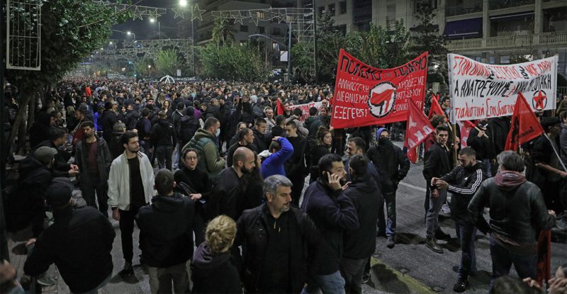 Πολυτεχνείο: Μεγάλη και Ειρηνική η πορεία – Μικροεπεισόδια στην Κλαυθμώνος και 20 προσαγωγές