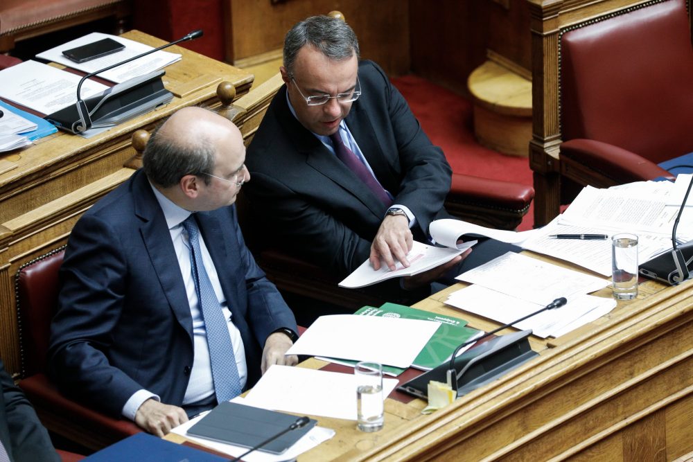 Στέγη, δουλειές και μπόνους σε 150.000 νέους
