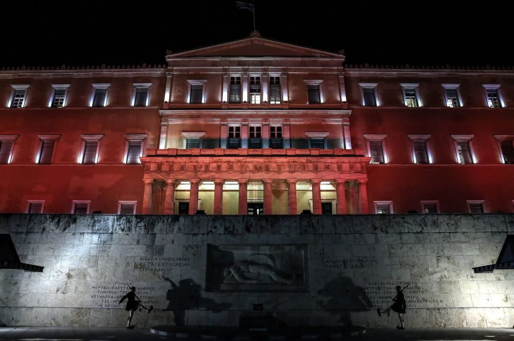 Σε mood Χριστουγέννων η Βουλή