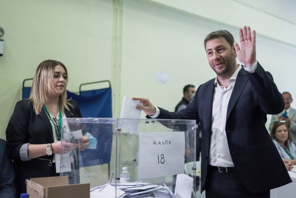 Θέλει ο Νίκος να κρυφτεί και η χαρά δεν τον αφήνει