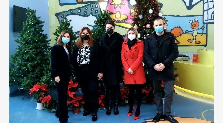 Μια χριστουγεννιάτικη αγκαλιά για παιδιά με φιλοζωικό μήνυμα