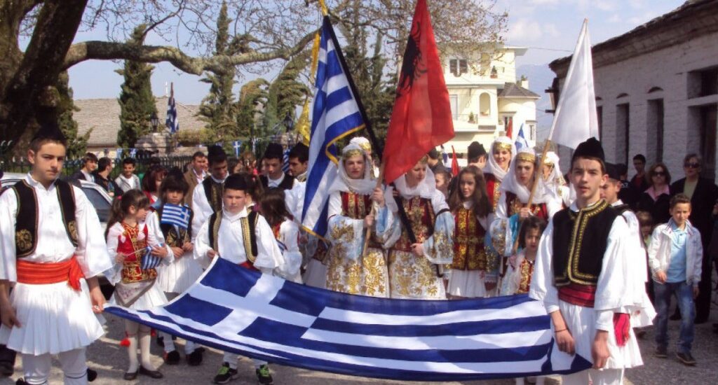 Πρόκληση από τον Αλβανό Πρόεδρο: Επισκέφθηκε μειονοτικό χωριό και απαίτησε να κατέβει η ελληνική σημαία
