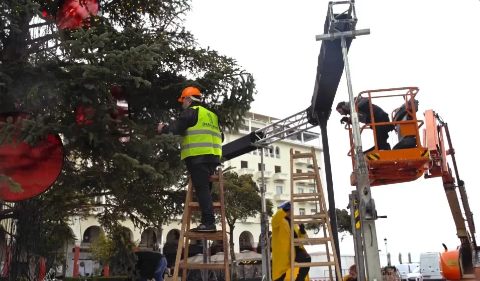 Θεσσαλονίκη: Προετοιμασίες για τη φωταγώγηση του δέντρου στην Αριστοτέλους