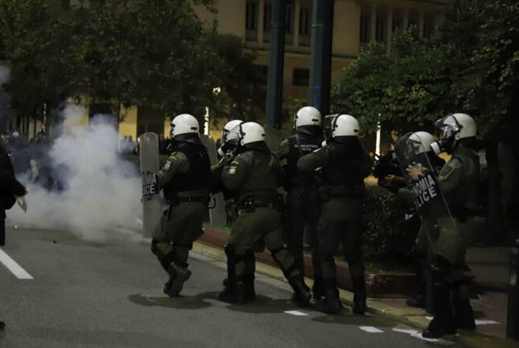 Ένταση στο κέντρο της Αθήνας στη συγκέντρωση για τον θάνατο του 16χρονου Ρομά