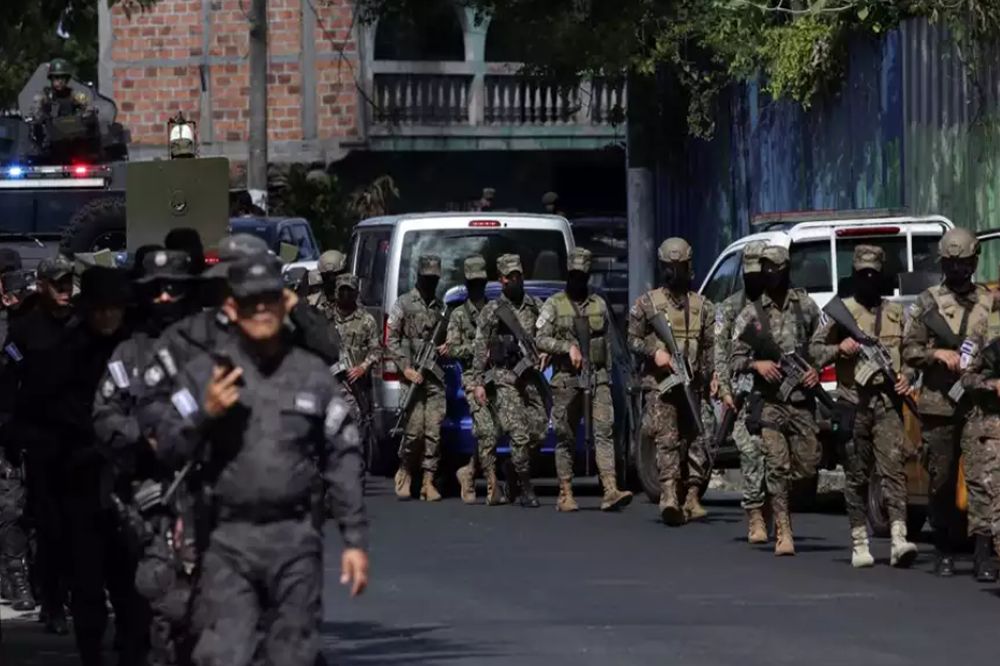 «Πόλεμος κατά των συμμοριών» στο Ελ Σαλβαδόρ: Χιλιάδες στρατιώτες και αστυνομικοί περικυκλώνουν πόλη