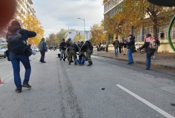 Θεσσαλονίκη: Επεισόδια έξω απο τα δικαστήρια για τον 16χρονο (ΦΩΤΟ)