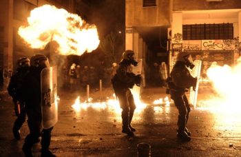 Θεσσαλονίκη: Καταδρομική επίθεση με μολότοφ σε διμοιρία των ΜΑΤ