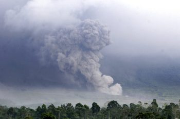 Ινδονησία: Οι αρχές απομάκρυναν χιλιάδες κατοίκους λόγω της έκρηξης ηφαιστείου στη νήσο Ιάβα
