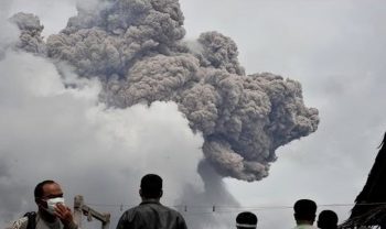 Ινδονησία: Οι αρχές κηρύσσουν συναγερμό έπειτα από έκρηξη στο ηφαίστειο Σεμερού