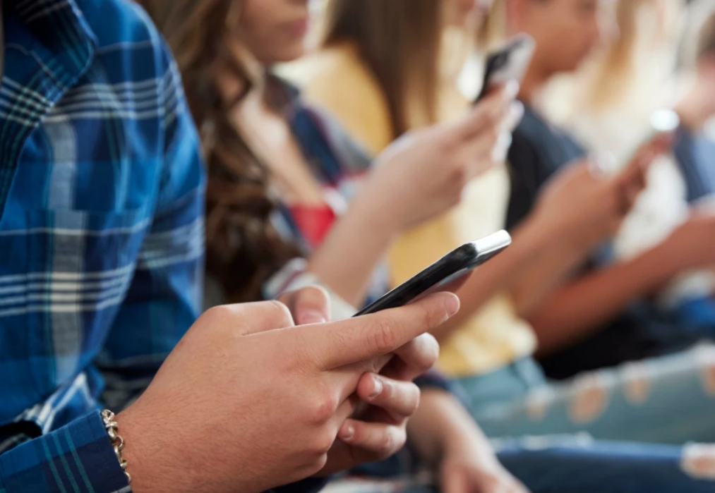 Ιταλία: Η κυβέρνηση απαγορεύει τα κινητά τηλέφωνα στις σχολικές τάξεις