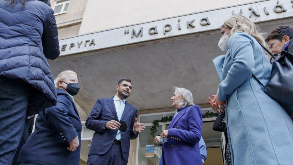 «Γινόμαστε μια ζεστή αγκαλιά» – Μια ξεχωριστή «γαλάζια» δράση στο μαιευτήριο «Έλενα»