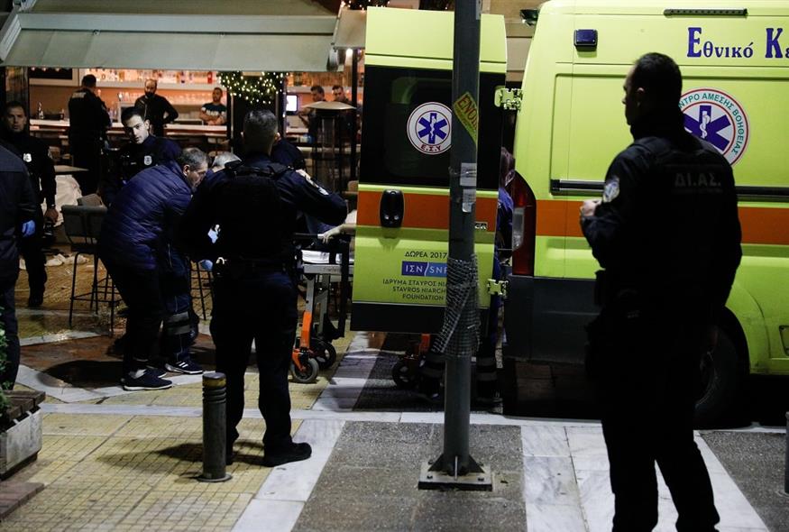 Πυροβολισμοί στην πλατεία της Νέας Σμύρνης με ένα νεκρό και τρεις τραυματίες