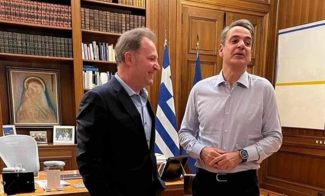 Τι κάνει νιάου νιάου στα κεραμίδια