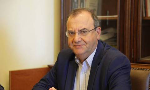 Ο Στρατούλης τα λέει όλα με χαρτί και καλαμάρι