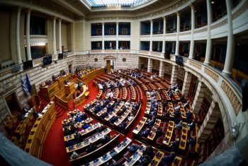 Βουλή: Πέρασε η τροπολογία μπλόκο στο κόμμα Κασιδιάρη με ψήφους ΝΔ και ΠΑΣΟΚ – O ΣΥΡΙΖΑ έμεινε στο «παρών»