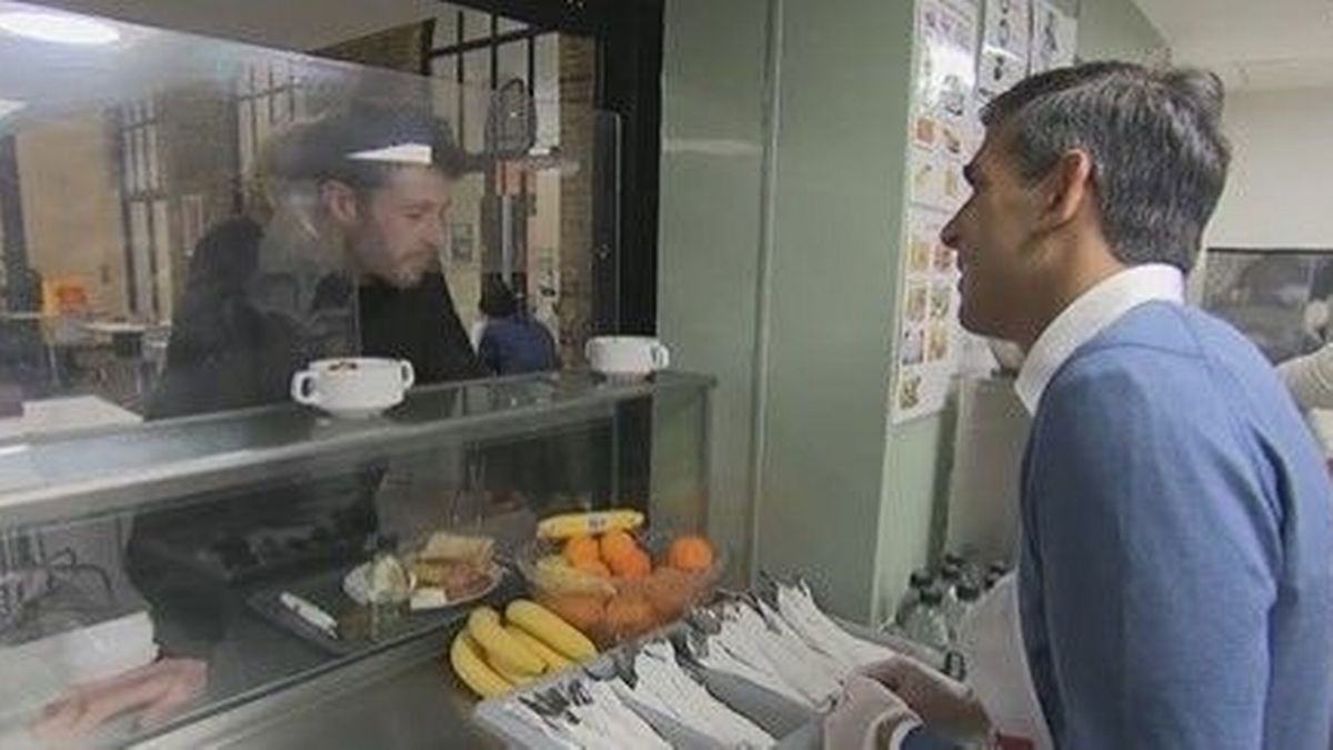 Απίστευτη γκάφα Σούνακ! Ρώτησε άστεγο σε συσσίτιο αν είναι… επιχειρηματίας