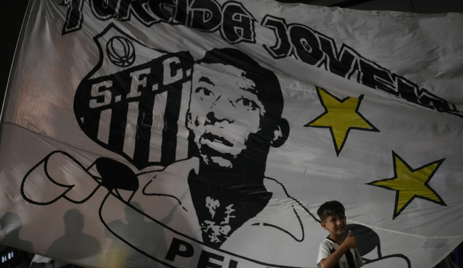 Θλίψη για τον θάνατο του Πελέ έξω από το γήπεδο της Σάντος