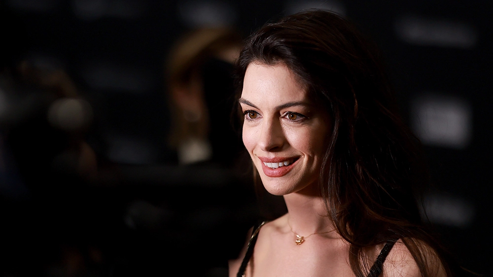 Η Anne Hathaway ξέρει πως να διασκεδάζει α λά… γαλλικά! (Video)