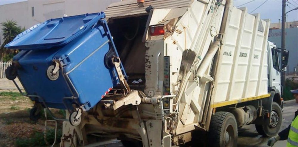 Ασύλληπτη τραγωδία στο Ξυλόκαστρο! Αυτοκίνητο «καρφώθηκε» σε απορριμματοφόρο και σκότωσε υπάλληλο καθαριότητας!
