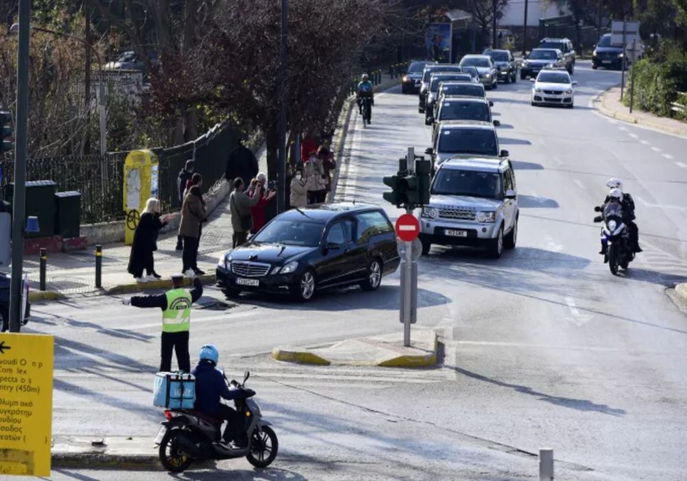 Κηδεία τέως βασιλιά: Έφτασε στο Τατόι η αυτοκινητοπομπή με τη σορό του τέως βασιλιά