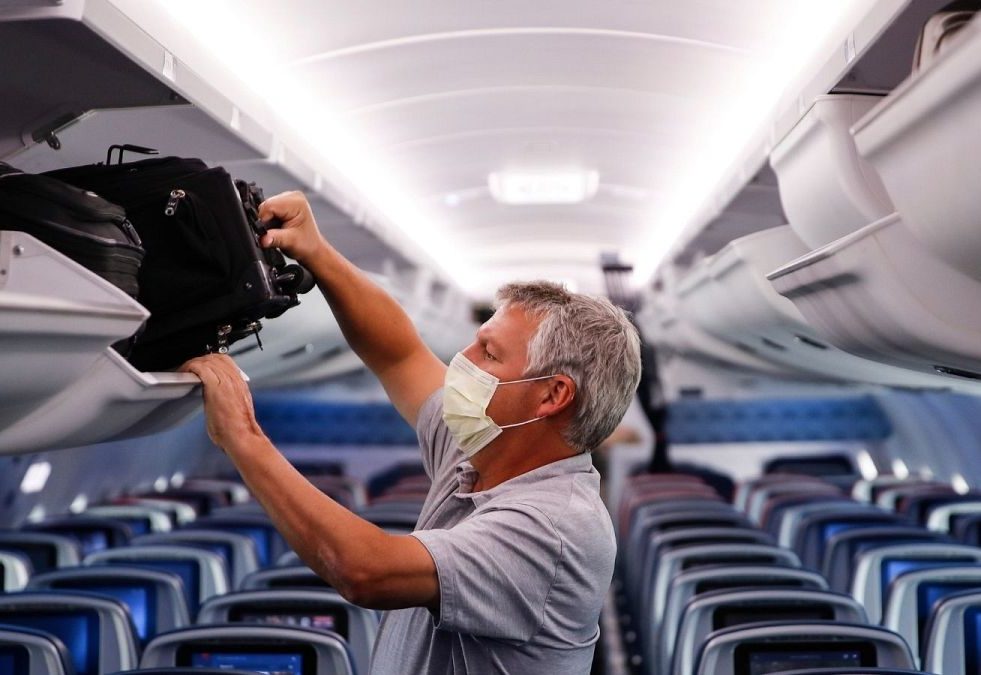 Ο ΠΟΥ υποστηρίζει τη χρήση μάσκας σε πτήσεις μεγάλης διάρκειας