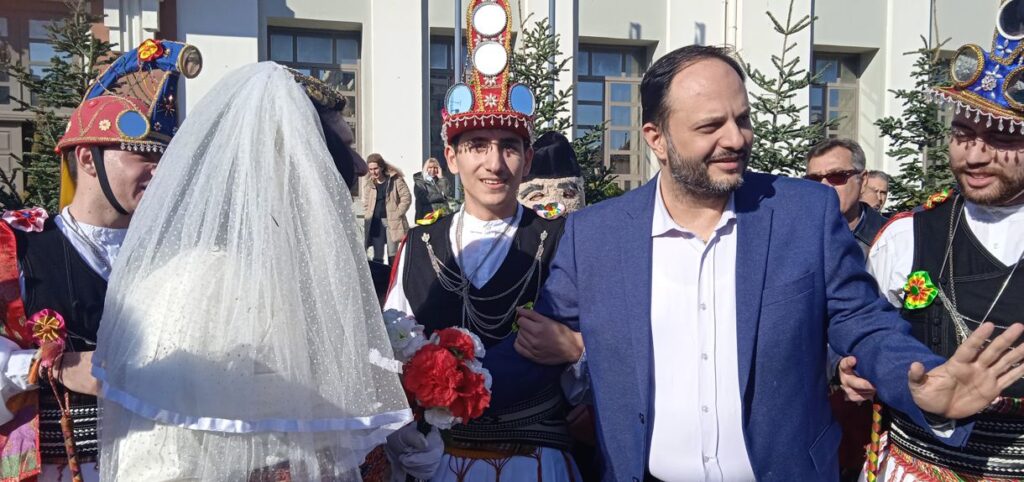 Οι μωμόγεροι έφτασαν στην Καλαμαριά… και ο δήμαρχος πλήρωσε τη νύφη!