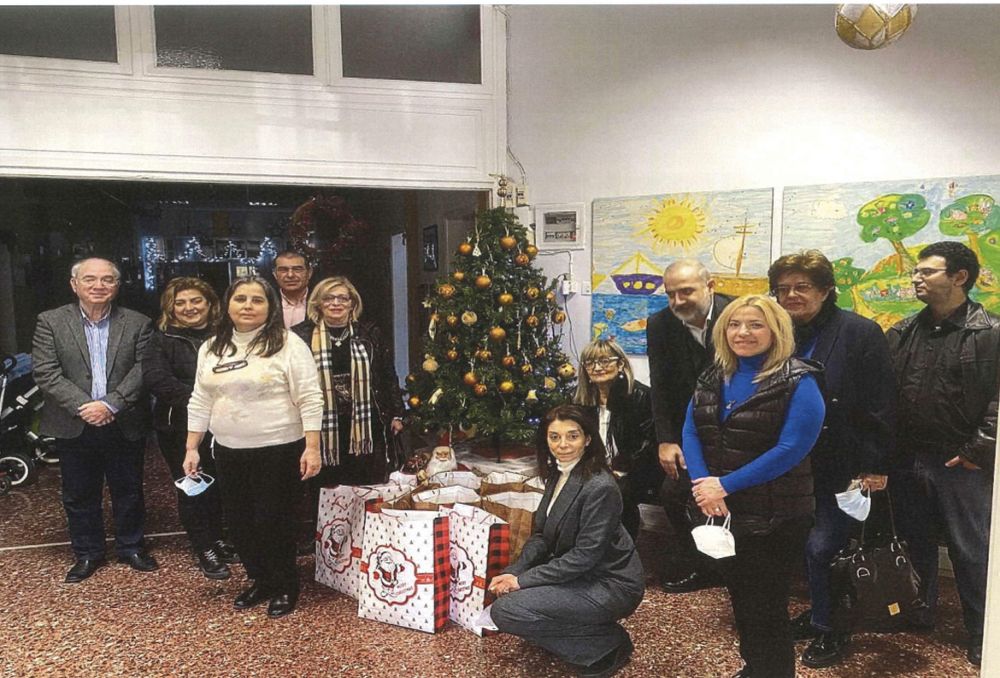 Δίπλα στα ιδρύματα