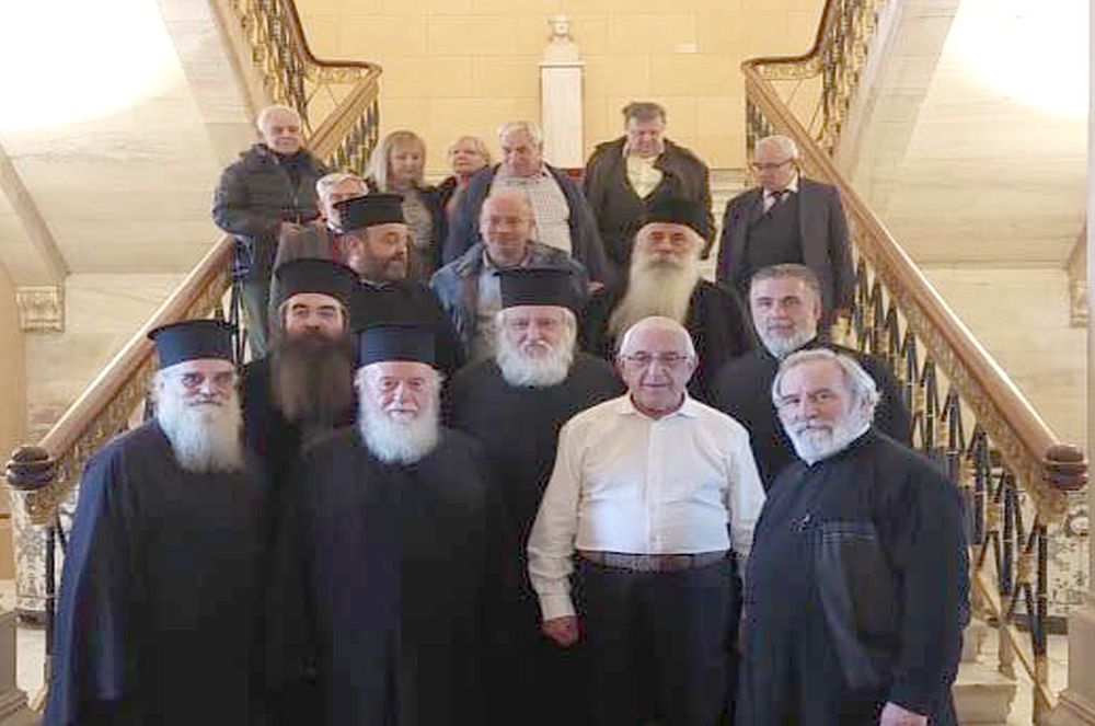 Γέμισε η Βουλή με ιερείς