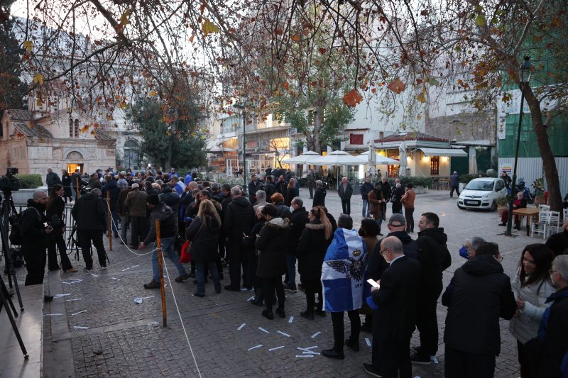 Με την ελληνική σημαία στο παρεκκλήσι της Μητρόπολης το φέρετρο του Κωνσταντίνου – Ουρές για το προσκύνημα (ΦΩΤΟ+Video)