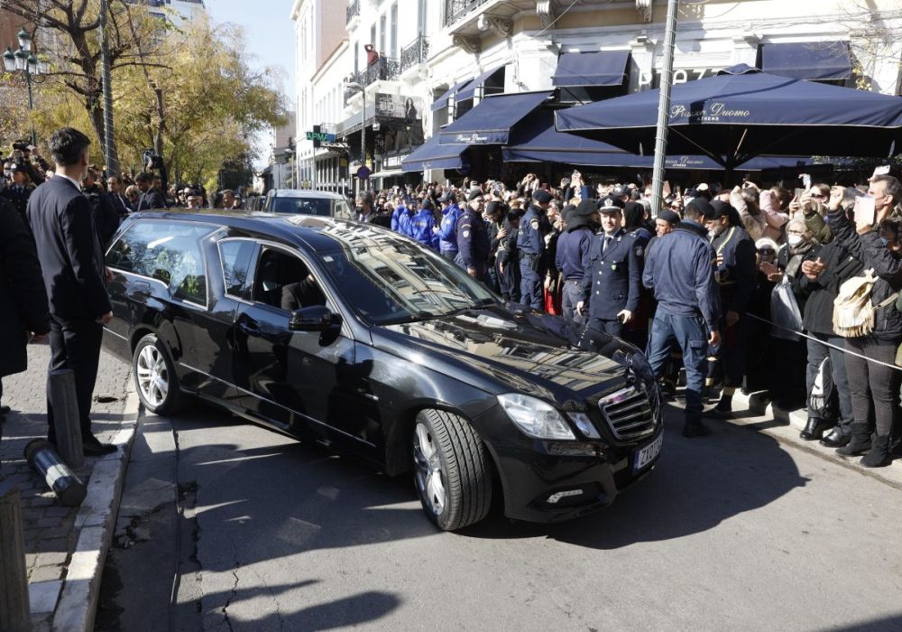 Εθνικός ύμνος και φιλοβασιλικά συνθήματα μόλις βγήκε το φέρετρο από τη Μητρόπολη (Video)
