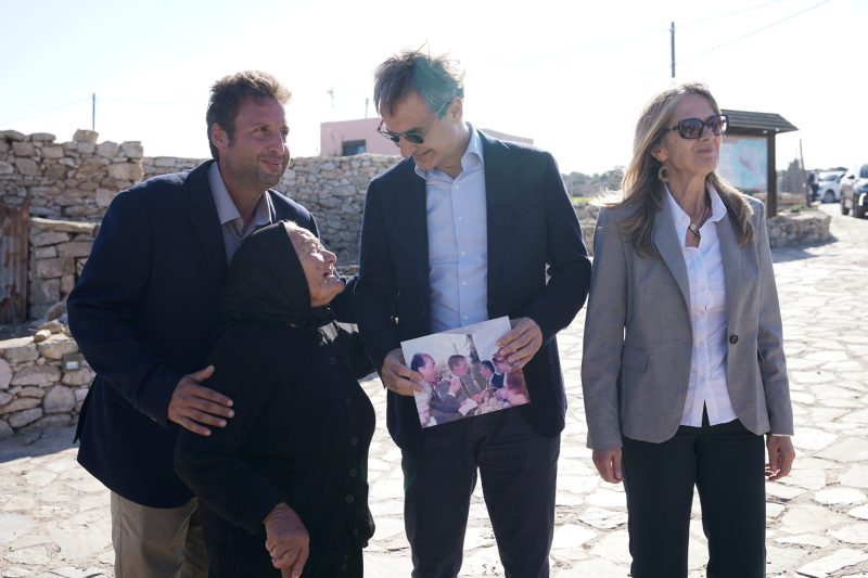 «Κυβερνάς καλά, αν έλειπες θα γινόταν πόλεμος» είπε ηλικιωμένη της Γαύδου στον Μητσοτάκη